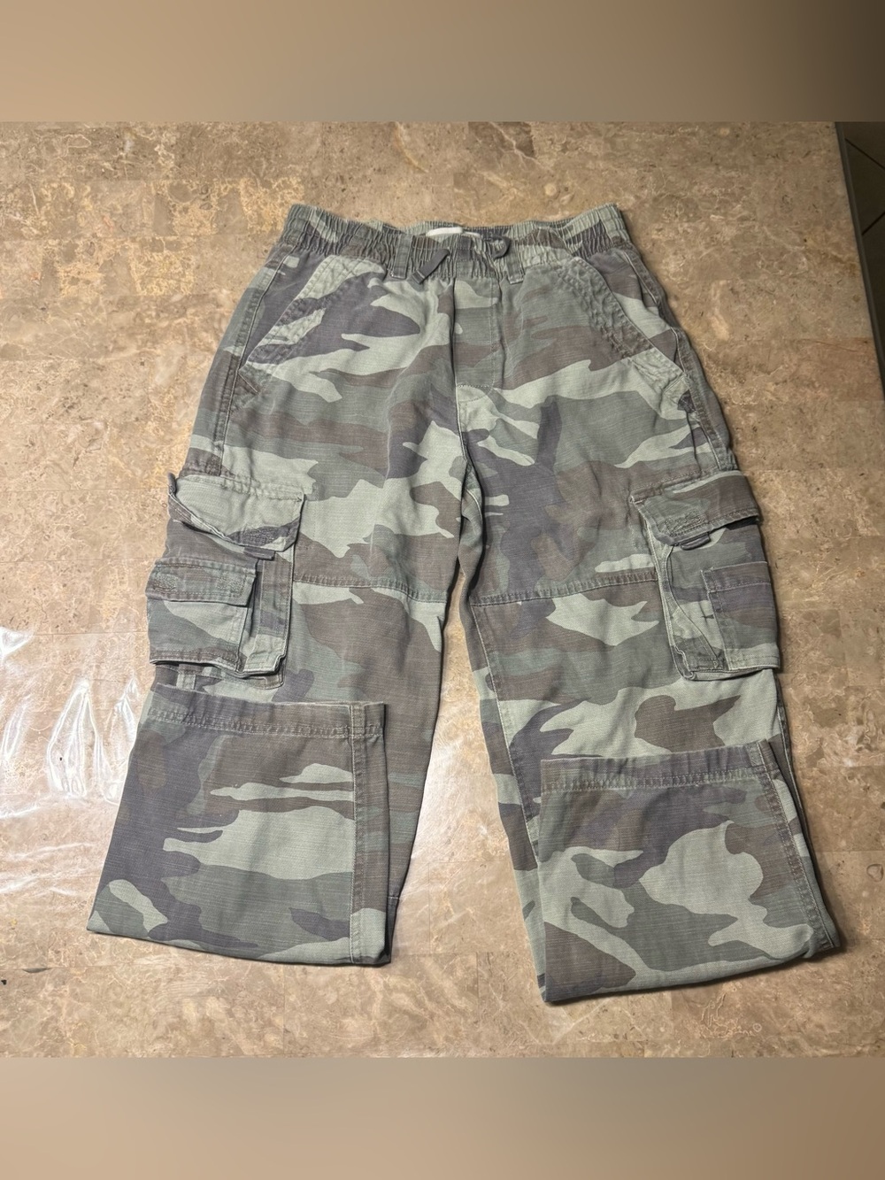 Abercrombie Kids Baggy Cargo Pants in an olive camo color size 13/14